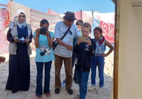 بالفيديو.. تقرير: أطفال وفنانون في غزة رسموا الواقع بعدساتهم واحساسهم وأخرجوه بإمكانيات بسيطة 