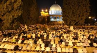 آلاف المواطنين يُؤدون صلاة الفجر في الأقصى ومساجد الضفة
