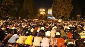 مئات الفلسطينيين يصلون الجمعة في الأقصى تلبية لدعوة 