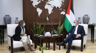 رئيس الوزراء خلال لقائه منسقة الأمم المتحدة للشؤون الإنسانية في الأراضي الفلسطينية.jpg