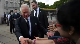 تشارلز الثالث يصل القصر الملكي في لندن