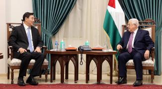 الرئيس عباس مع المبعوث الصيني لعملية السلامالرئيس عباس مع المبعوث الصيني لعملية السلام