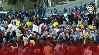 معلمون فلسطينيون يعتصمون أمام مقر مجلس الوزراء للمطالبة بصرف رواتبهم كاملة  