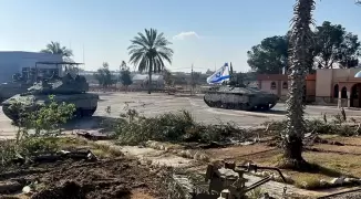 دبابات-إسرائيلية-عند-الجانب-الفلسطيني-من-معبر-رفح-1716534047.webp