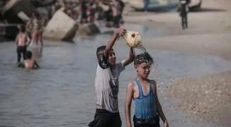 تقرير: الغزيون يُطفئون حرارة أجسادهم المنهكة بسكب الماء البارد والسباحة في البحر