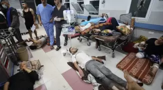 المصابون ملقون على الأرض في مشافي غزة