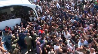 لحظات الإفراج عن الأسرى الفلسطيينين واحتضان ذويهم