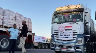 شاحنات المساعدات في الجانب المصري من معبر رفح البري