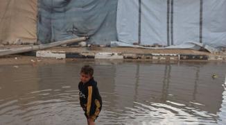 بالفيديو والصور: المواطنون في غزة يطلقون نداء استغاثة لحمايتهم من الشتاء وكابوسه المنتظر