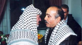 شيخ الأسرى يضع إكليلًا من الزهور على ضريح الراحل عرفات