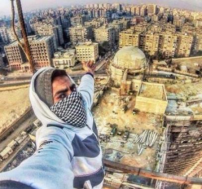 بالصور.. مصري يهوى السيلفي من أعلى القمم الخطرة