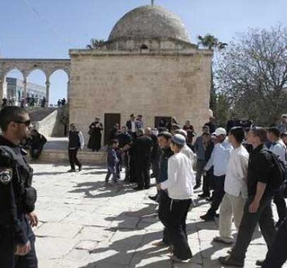 مستوطنون يقتحمون الأقصى من جهة باب المغاربة