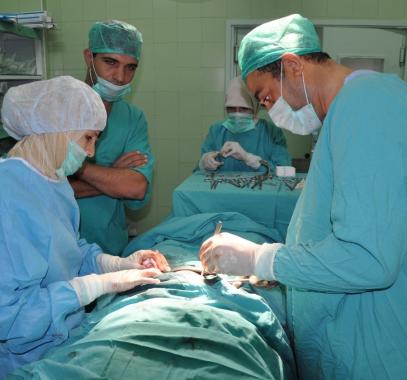 بالصور: إجراء سلسلة من العمليات النوعية في جراحة الأعصاب بغزة