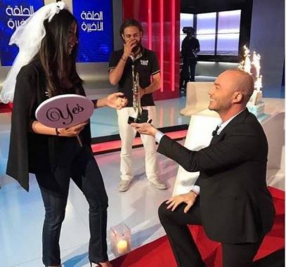 بالفيديو: رودولف هلال يفاجئ حبيبته ويطلب يدها مباشرة على الهواء