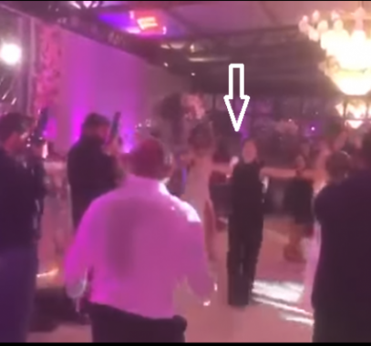 بالفيديو :موقف مُحرج لشقيقة العروس بعدما طلبت من خطيبها حملها!