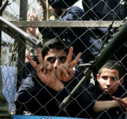 في يوم الطفل الفلسطيني.. 300 طفل معتقل في سجون الاحتلال الإسرائيلي
