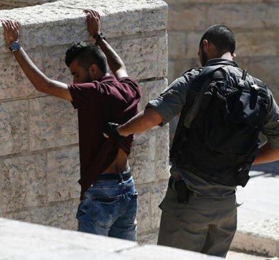 الاحتلال يفتش شبان بطريقة مذلة في القدس
