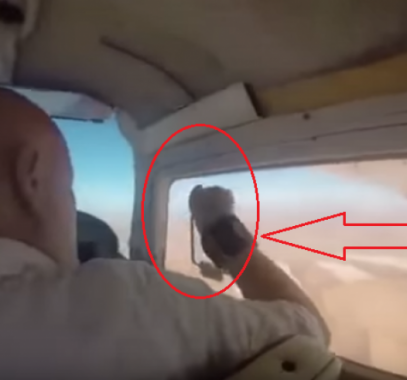 شاهد بالفيديو : هذا ما حدث لرجل فتح نافذة طائرة لالتقاط صورة!