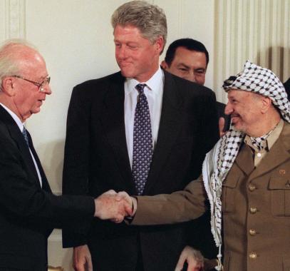Bill-Clinton-observes-as-Yitzhak-Rabin-and-Yasser-Arafat-shake-hands