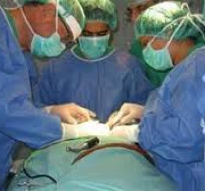 فريق طبي فلسطيني ينجح باستئصال ورم سرطاني من بطن مريضة 