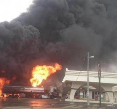 مقتل 123 شخصاً وإصابة مئة آخرين إثر احتراق شاحنة صهريج تنقل نفطاً وسط باكستان.jpg