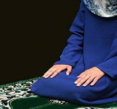 سجادة صلاة 'لجدة' تُثير رواد مواقع التواصل !