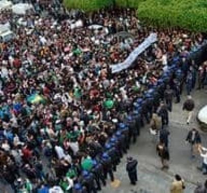 شاهد: طوابير طويلة لإنقاذ طفل