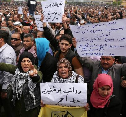 منتسبو تفريغات 2005 يدقون ناقوس الخطر بعد تلميحات بتحويلهم لبند الشؤون الاجتماعية