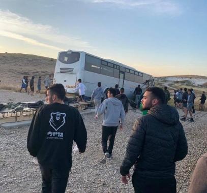 قتيل وإصابات إثر انقلاب حافلة إسرائيلية في النقب المحتل