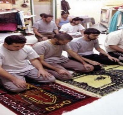 الاسرى يؤدون الصلاة