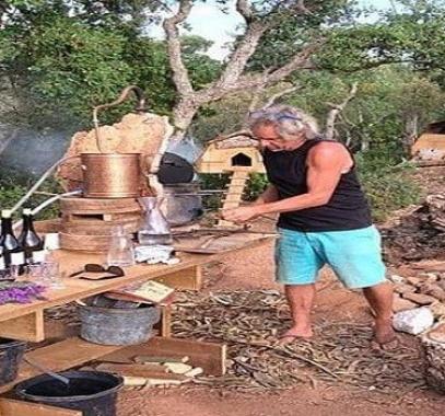 شاهدوا: سئم الحياة العادية فصنع المستحيل مع زوجته