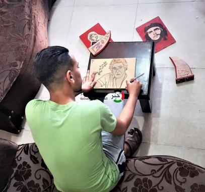 بالصور: شاب غزّي يُنمي موهبته الفنية ويتخذها مصدراً للرزق