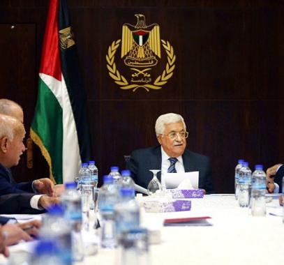 صحيفة عبرية تكشف عن مباحثات إسرائيلية لمنع انهيار السلطة الفلسطينية