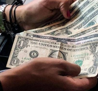 الدولار يواصل الهبوط من أعلى مستوى في عامين