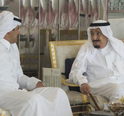 أمير قطر يتسلّم دعوة سعودية لحضور القمة الطارئة لمجلس التعاون لدول الخليج