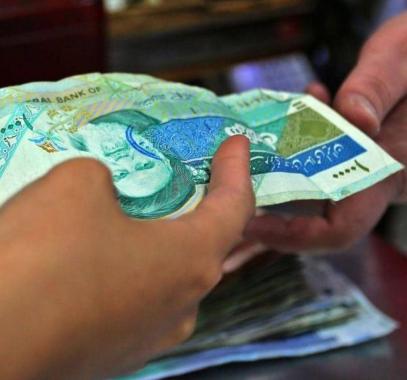 حاملة الطائرات الأميركية تضرب الريال الإيراني