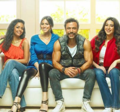 شاهدوا: كيف يدعم محمد إمام جميلات 