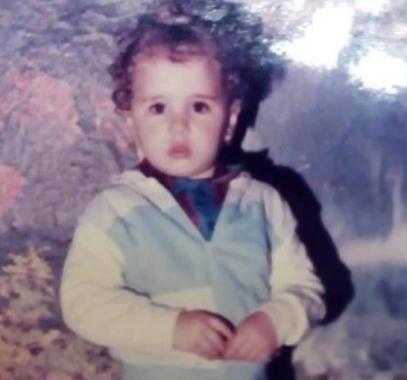 هذه الفنانة تنشر صورتها في مرحلة الطفولة.. هل تعرفتم عليها؟