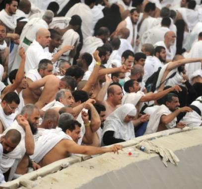 الحجاج يواصلون رمي الجمرات في ثاني أيام التشريق