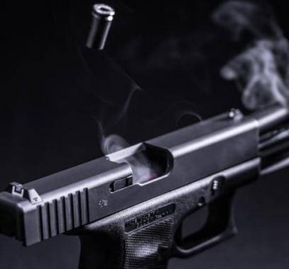 اتصل بالخطأ: فضبطت الشرطة 100 قطعة سلاح في منزله