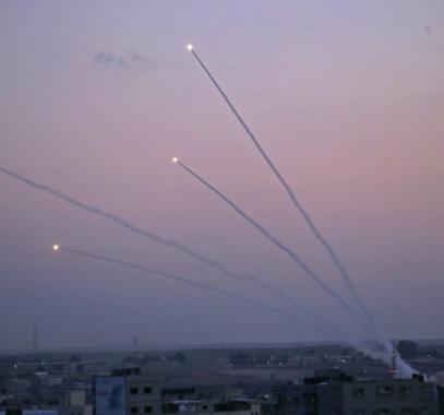 صورة: إطلاق صواريخ من غزّة صوب مستوطنات الغلاف