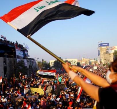 آلاف العراقيين يتجمعون في ساحة التحرير ببغداد