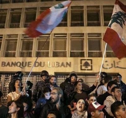 لبنانيون: يصرخون أمام 