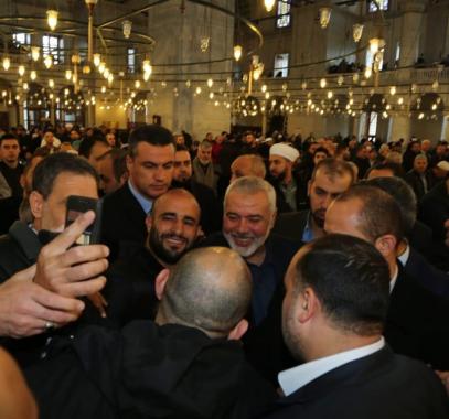 هنية يؤدي صلاة الجمعة بمسجد الفاتح في اسطنبول.jpg