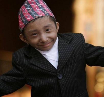 بالفيديو والصور: وفاة أقصر 