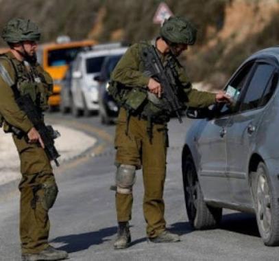 ضابظ إسرائيلي يسرق مركبة فلسطينية من وسط الضفة المحتلة