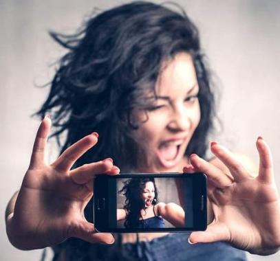 شاهدوا: من الأكثر هوساً بصور السيلفي البنات أم الشباب؟