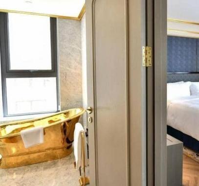 بالفيديو: مغاطس وغرف وفناجين مذهبة.. 