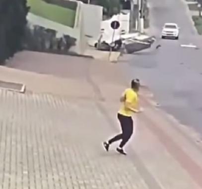 بالفيديو: شاهد ردة فعل هذه المرأة بعد سقوط طائرة خلفها في شارع مليء بالسيارات