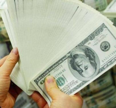الدولار الأميركي إلى أدنى مستوياته في أسبوعين